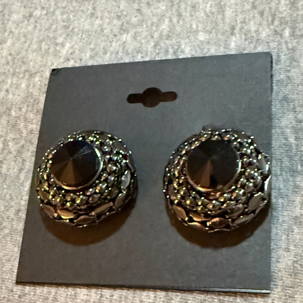 Elegant Black Stud Earrings NWT - Picture 3 of 4